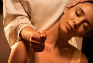 Technique de massage Thai Paris 17 avec le bras pour étirer le cou et les cervicales, travail sur les points d'acupression Technique de massage Thai Paris 17 avec le bras pour étirer le cou et les cervicales, travail sur les points d'acupression